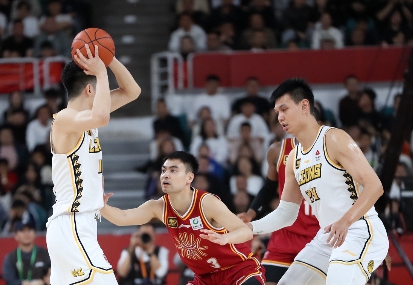 今晨CBA常规赛焦点战，广厦男篮豪取连胜，底气十足，身体对抗强度拉满的简单介绍