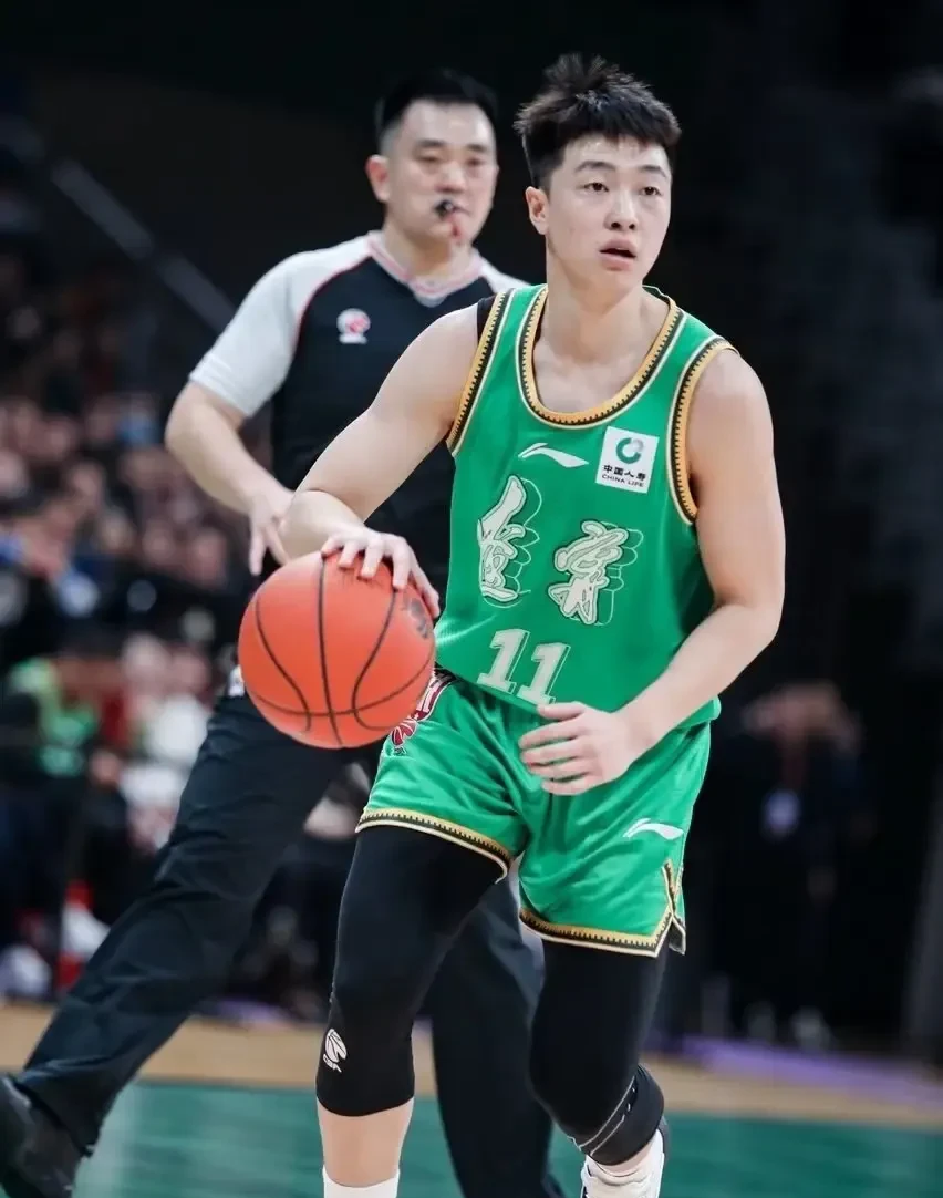 亚冠加时末段再迎强敌；山东男篮防线松动；主帅态度——压力陡增；资深球员宣示担当的简单介绍